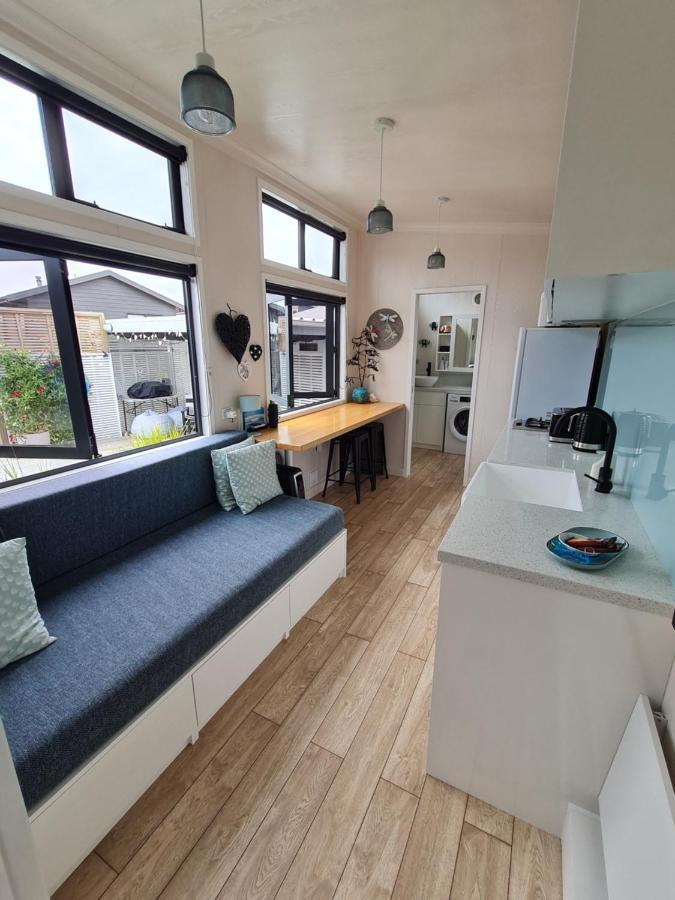 Апартаменти Aroha Tiny House Peka Peka Вайкенай Екстер'єр фото